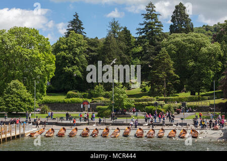 Holz- rudern Boote am Ufer des Sees von Windermere in Bowness on Windermere Cumbria Stockfoto