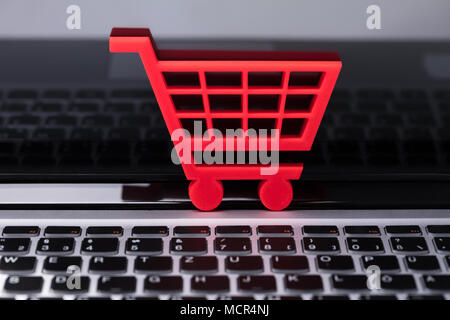 In der Nähe von Rot Warenkorb auf Laptop Stockfoto