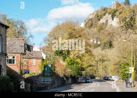 A6 Straße in Matlock Bath, während der Herbst mit hohen Tor auf der rechten Seite und Seilbahnen reisen Vergangenheit. Derbyshire, England, Großbritannien Stockfoto