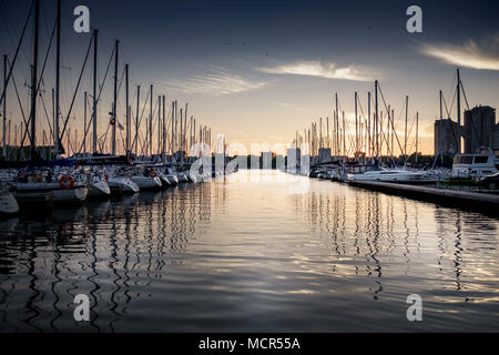 Blick auf die angelegten Boote auf dem See bei Sonnenuntergang, Toronto, Kanada Stockfoto