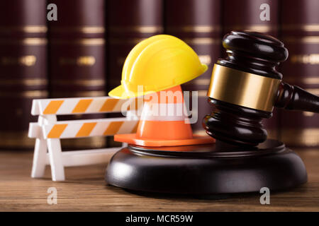 Close-up von Mallet mit Straßensperre, Gelb harten Hut und Leitkegel im Gerichtssaal Stockfoto