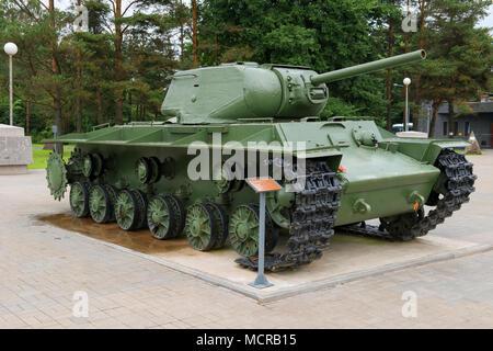 Bogorodskoye, Russland - 13. SEPTEMBER 2015: schwere Panzer KV-1S. Ausstellung der Gedenkstätte "Durchbruch bei der Belagerung von Leningrad'. 40 Kilometer entfernt Stockfoto