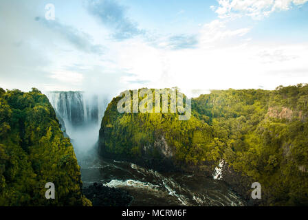 Blick auf die Victoria Falls oder Mosi oa Tunya. Es ist der breiteste Vorhang aus Wasser der Welt und eines der Naturwunder. Stockfoto