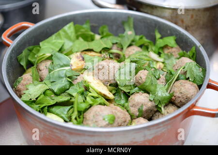 Kochen Frikadellen - Frikadellen Kochen in einem Topf Stockfoto