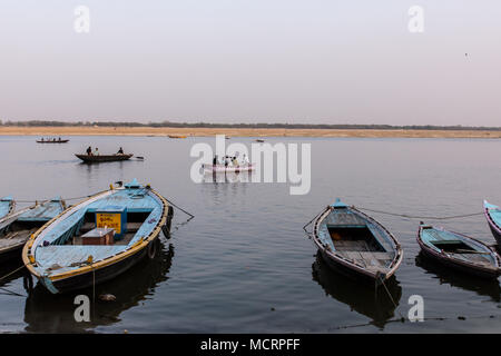 Bunte Reihe Boote aufgereiht auf dem Ganges in Varanasi, Indien Stockfoto