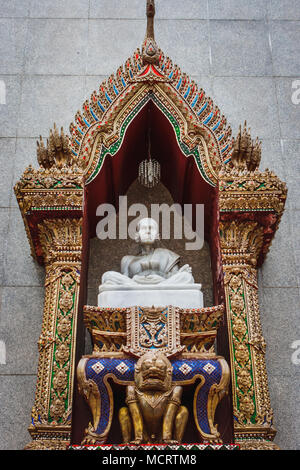 Luang Pho (Luang Phaw Toh) Statue in seinem dekoriert Schrein im Wat Intharawihan, Bangkok, Thailand Stockfoto