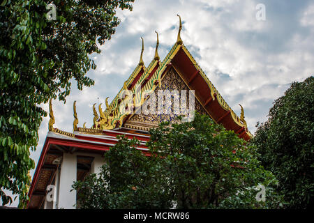 Wat Pho Tempel Dach mit Bäumen, Bangkok, Thailand Stockfoto