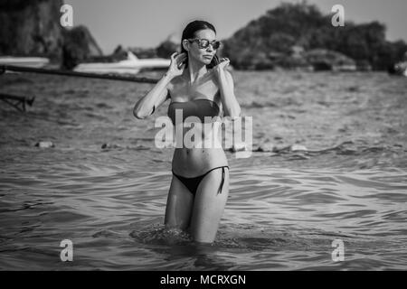 Junge Modell, Frau in bkini, Baden in Railay Beach, beliebtes Reiseziel in der Nähe von Krabi, Thailand. Stockfoto