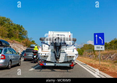 Reisemobil mit Motorboot auf die Automobilindustrie, Trailer auf der Straße in Istrien, Kroatien Stockfoto