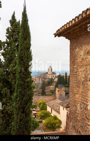 Blick auf den Turm der Iglesia de Santa María, La Alhambra, von der oberen Gärten des Generalife, Granada, Andalusien, Spanien Stockfoto