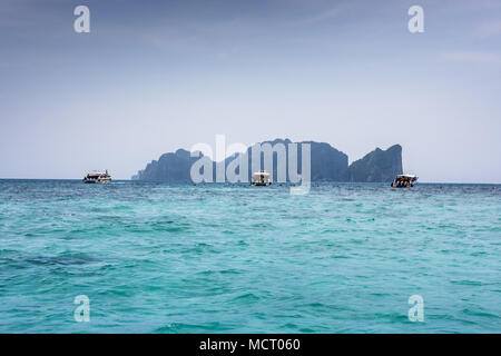 Panoramablick auf Phi Phi Leh, von Tonsai Bay gesehen, in Koh Phi Phi Island, Thailand. Blaue Meer Wasser und Boote. Stockfoto