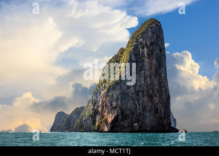 Malerischer Blick auf den Felsen von Phi Phi Leh mit großen Wolken über einem blauen Himmel, Phi Phi Island, Thailand Stockfoto