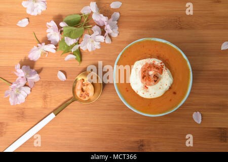 Flach mit Sommer Hummer Bisque oder Meeresfrüchte Suppe Stockfoto