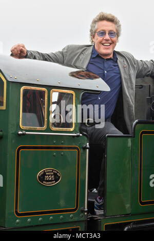 Roger Daltrey CBE auf der Fußplatte von Miniatur Dampflokomotive "Nördlichen Chief' auf der Romney, Hythe und Dymchurch Railway, Kent Stockfoto