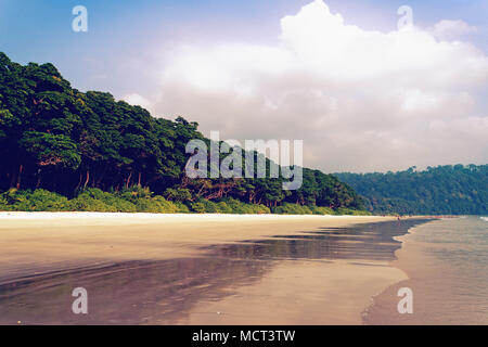 Radhanagar Strand in Havelock Island, Andaman Island, Indien. White Sand Beach und blauer Himmel. verlassenen Strand. Menschenleeren Strand. Stockfoto