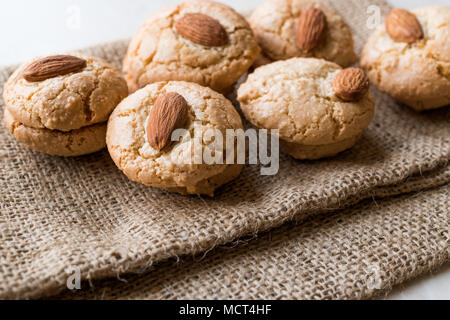 Türkische Almond Cookies auf Sack/Acibadem Kurabiyesi. Bäckerei Konzept Stockfoto