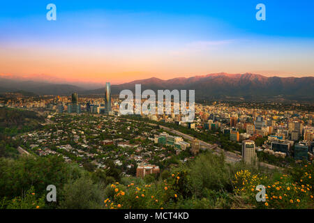 Anzeigen von Santiago de Chile mit Los Andes Mountain Range in der Rückseite bei Sonnenuntergang Stockfoto