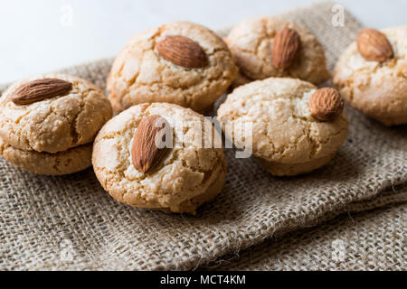 Türkische Almond Cookies auf Sack/Acibadem Kurabiyesi. Bäckerei Konzept Stockfoto