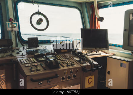 Captain's Cabin Blick von Innen, Sicht erschossen. Panel von Schiff Geräte Stockfoto