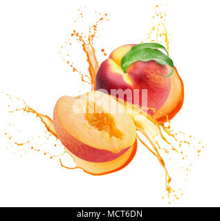 Pfirsiche in Saft splash auf einem weißen Hintergrund. Stockfoto