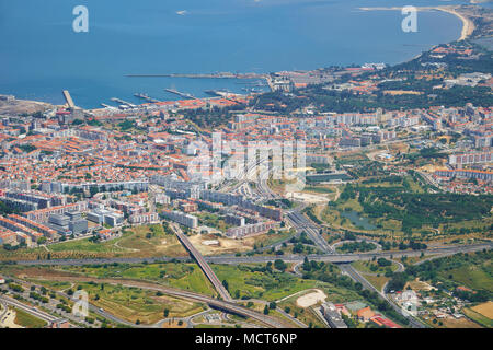 Die Ansicht von Almada auf dem linken Ufer des Tejo. Lissabon. Portugal Stockfoto