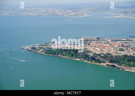 Die Ansicht von cacilhas am südlichen Ufer der Mündung des Flusses Tejo mit Blick auf die Stadt Lissabon. Almada. Lissabon. Portugal Stockfoto