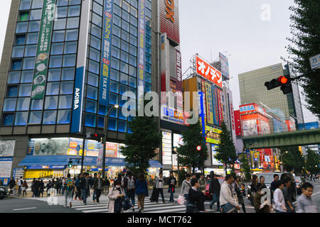 Akihabara Straßen mit Geschäften und Menschen, ein Einkaufsviertel für Videospiele, Anime, Manga, und Computer waren in Th Stockfoto