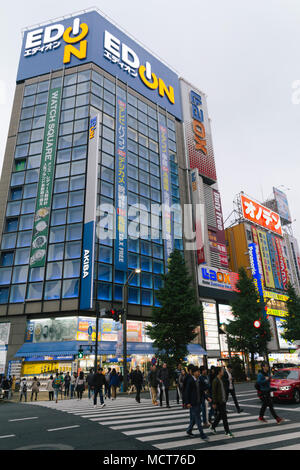 Akihabara Straßen mit Geschäften und Menschen, ein Einkaufsviertel für Videospiele, Anime, Manga, und Computer waren in Th Stockfoto