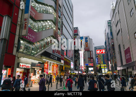 Akihabara Straßen mit Geschäften und Menschen, ein Einkaufsviertel für Videospiele, Anime, Manga, und Computer waren in Th Stockfoto