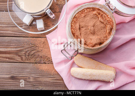 Tiramisu, savoiardi Cookies mit Becher Stockfoto