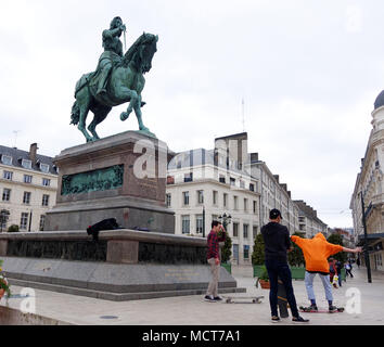 Jeanne d'Arc Statue und Jungen skate Boarding auf Orleans Stadtzentrum, Frankreich Stockfoto