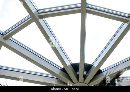 Ein horrorszenario von Beschädigten, alt, unheimlich und verlassenen Flugzeug abgeworfen, Hangar, Fabrik. Dunkelheit, Schatten, zerbrochenes Glas und Rissen in Windows verursachen. Stockfoto