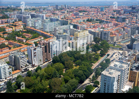 Der Blick aus der Vogelperspektive auf das Entre Campos Bezirk mit Campo Grande Garten und Rotunde Entrecampos. Lissabon. Portugal Stockfoto