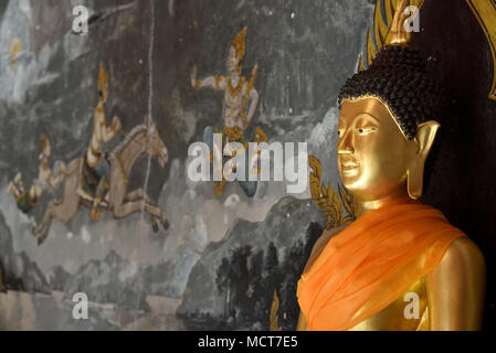 Golden Buddha Statue und Wandmalerei im Tempel Wat Phrathat Doi Suthep Rajvoravihara, Chiang Mai, Thailand Stockfoto