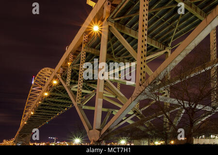 Unter die Fremont Bridge in Portland Oregon bei Nacht Stockfoto