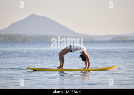 Yoga auf Stand up Paddle Board Stockfoto