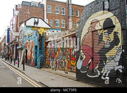 Farben und Street Art auf der Brick Lane, London. Sumo, spraypaint Künstler. Straßenszene in London, UK. angezeigt Die bunte Seite von London. Stockfoto
