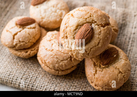 Türkische Almond Cookies auf Sack/Acibadem Kurabiyesi. Bäckerei Konzept Stockfoto