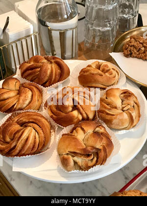 Frisch gebackenen Zimtrollen Gebäck im Cafe Shop. Bäckerei Konzept. Stockfoto