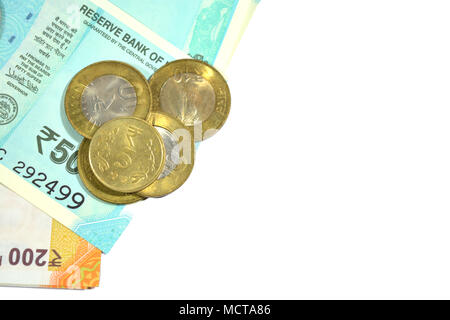 Neue indische 50 und 200 Rupien mit 10 und 5 Rupien Münzen auf Weiß isoliert weißer Hintergrund Stockfoto