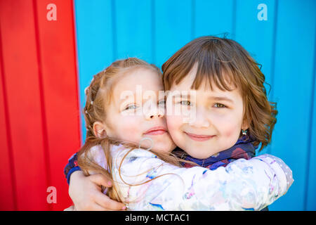 Glückliche kleine Freundinnen Umarmung Stockfoto