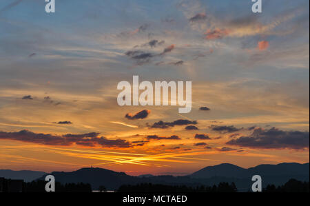 Blick auf Sonnenuntergang Liptovska Mara See mit Ufer von Liptovsky Trnovec ist Dorf in der Slowakei. Chocsky können Sie in der Ferne gesehen werden. Stockfoto