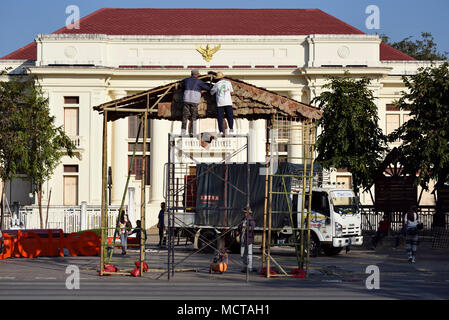 Bauarbeiter arbeiten auf einem Gerüst aus Bambus, Chiang Mai, Thailand Stockfoto