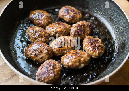 Türkische gebratene Fleischbällchen in Pan Köfte/kofta Stockfoto