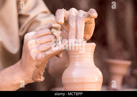 Closeup Portrait der Hände eines Bildhauers, Keramik auf einem Ton Rad. Nizwa, Oman. Stockfoto
