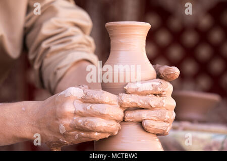Closeup Portrait der Hände eines Bildhauers, Keramik auf einem Ton Rad. Nizwa, Oman. Stockfoto