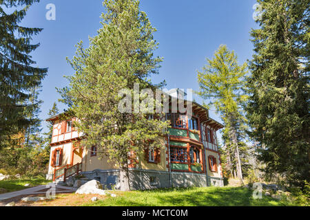 Schönes Haus auf der Strbske See in der Slowakei. Es ist ein beliebtes Skigebiet, Tourist, und Kurort in der Hohen Tatra. Stockfoto