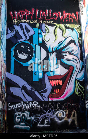 Ein street artist (Colton Valentine) feiert Halloween mit diesem Bild der Joker in Castle Hill Graffiti Park, Austin, Texas, USA. Stockfoto