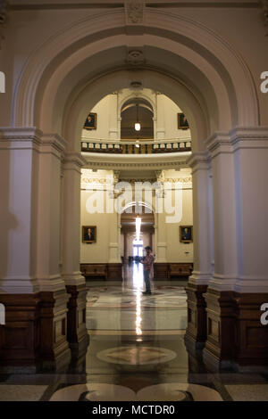 Ein Blick auf die ersten Balkon durch einen Torbogen auf der ersten Etage in der Texas State Capitol. Stockfoto