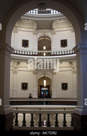 Eine Reihe von Balkonen durch einen Torbogen in der Texas State Capitol gesehen. Stockfoto